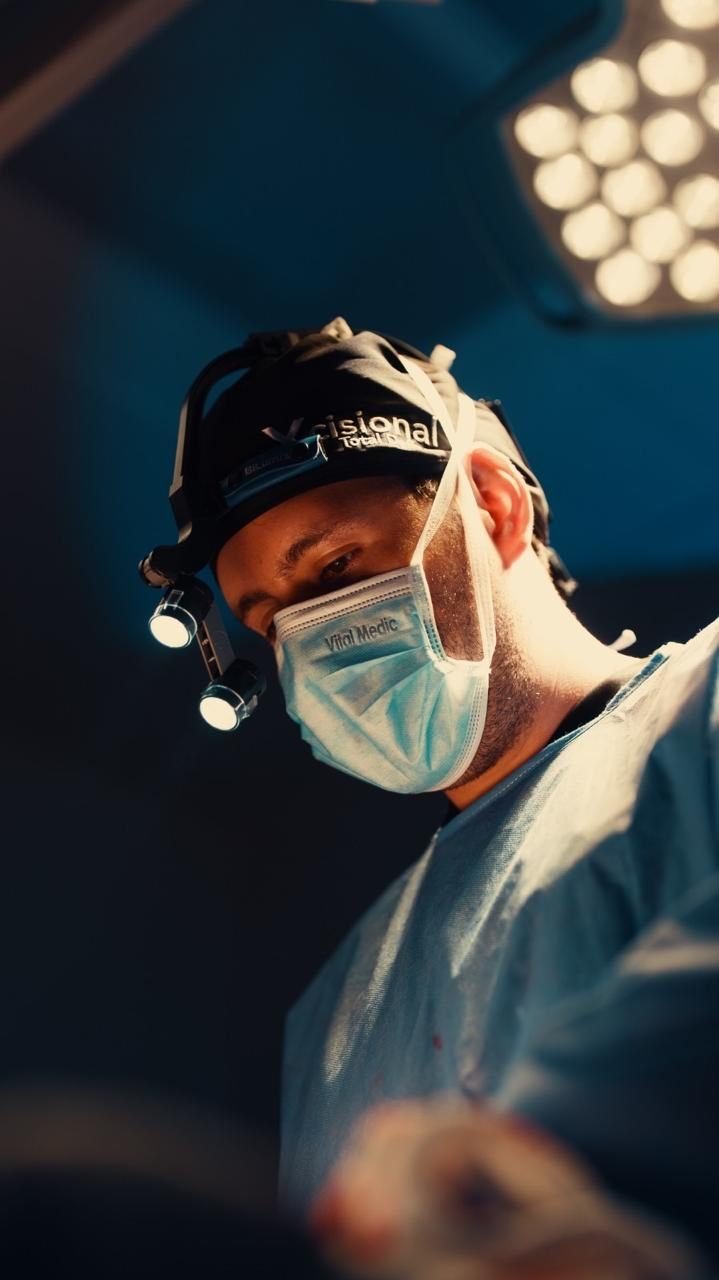 Abdominoplastia en Bogotá: el Dr. Daniel Ramos operando en un centro quirúrgico acreditado