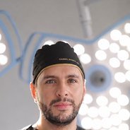 Dr. Daniel Ramos Hernández, cirujano plástico certificado SCCP en Bogotá