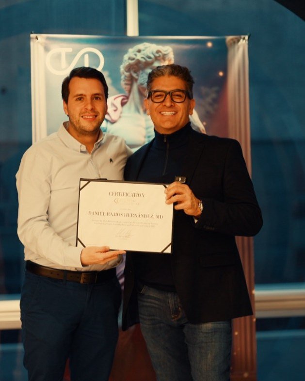 Dr. Daniel Ramos recibiendo su certificación Total Definer en liposucción de alta definición con el Dr. Alfredo Hoyos
