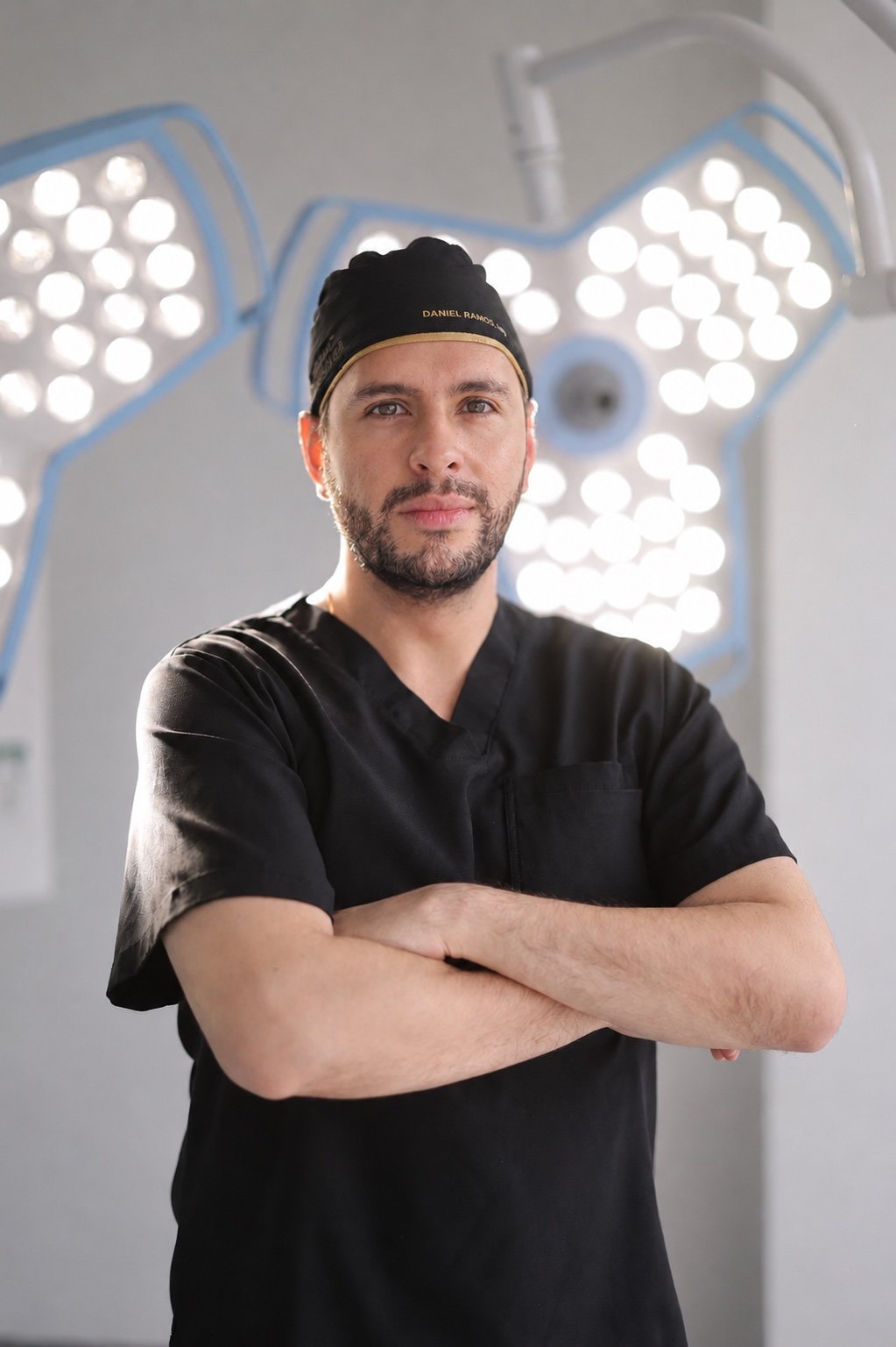 Dr. Daniel Ramos Hernández, cirujano plástico certificado en Bogotá, en quirófano